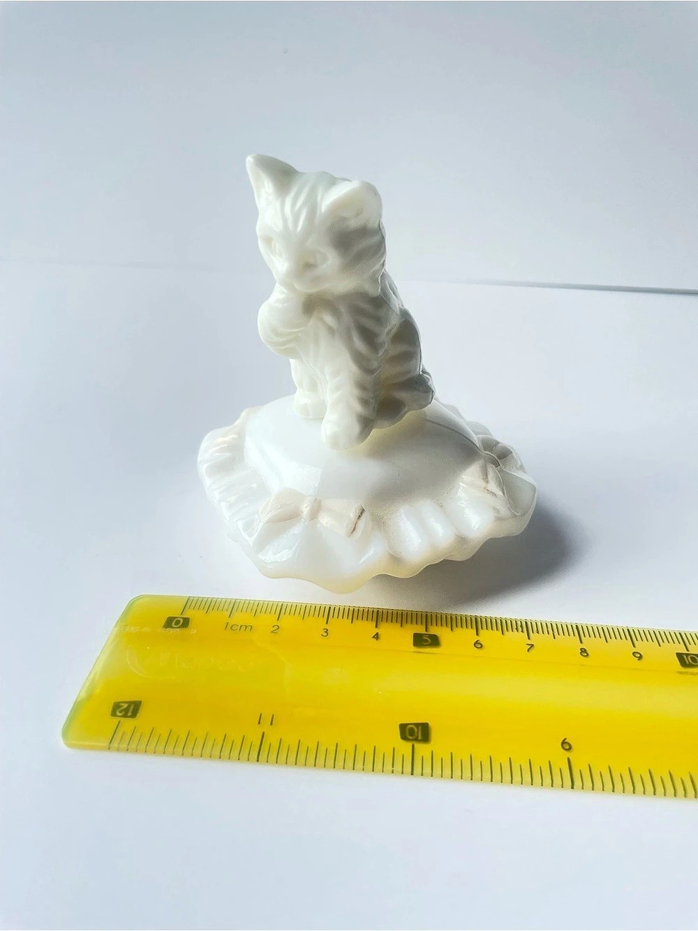 VTG Avon "Sitting Pretty" Milk Glass Cat Figurine Perfume Bottle